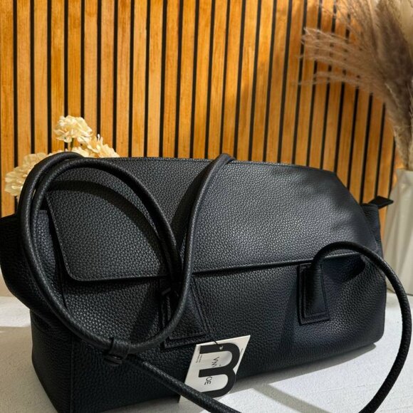 Prestige Tote – Elegance in Every Detail - Picture 9 of 10